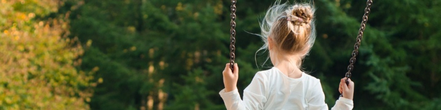 Meisje op een schommel