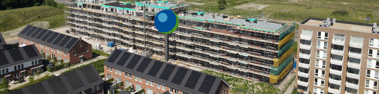 flatgebouw in stijgers met daarnaast huizen met zonnepanelen met locatie speld waar speeltuin komt.