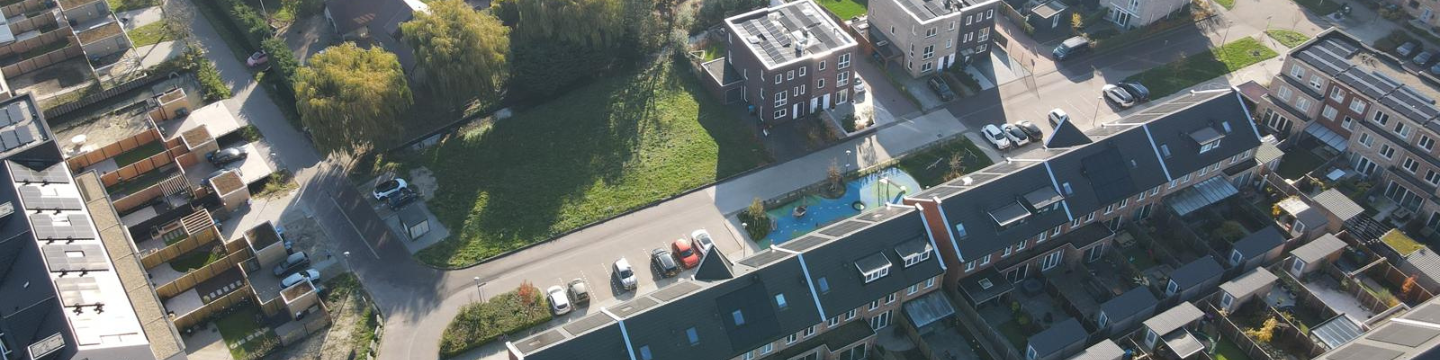 Uitzicht vanaf een straat op een grasveld