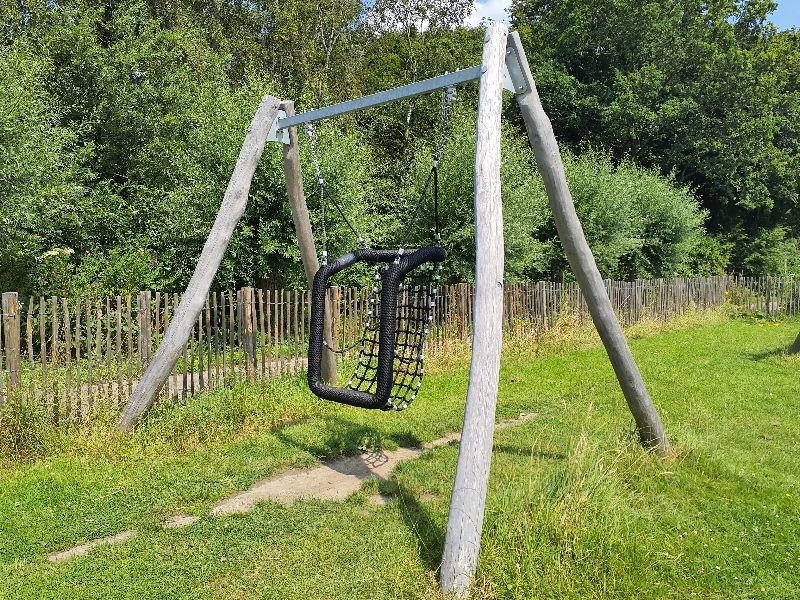 Deze inclusieve schommel zorgt ervoor dat iedereen kan schommelen. De schommel hebben we slim hergebruikt van de tijdelijke speelplek in het Wilhelminapark.  